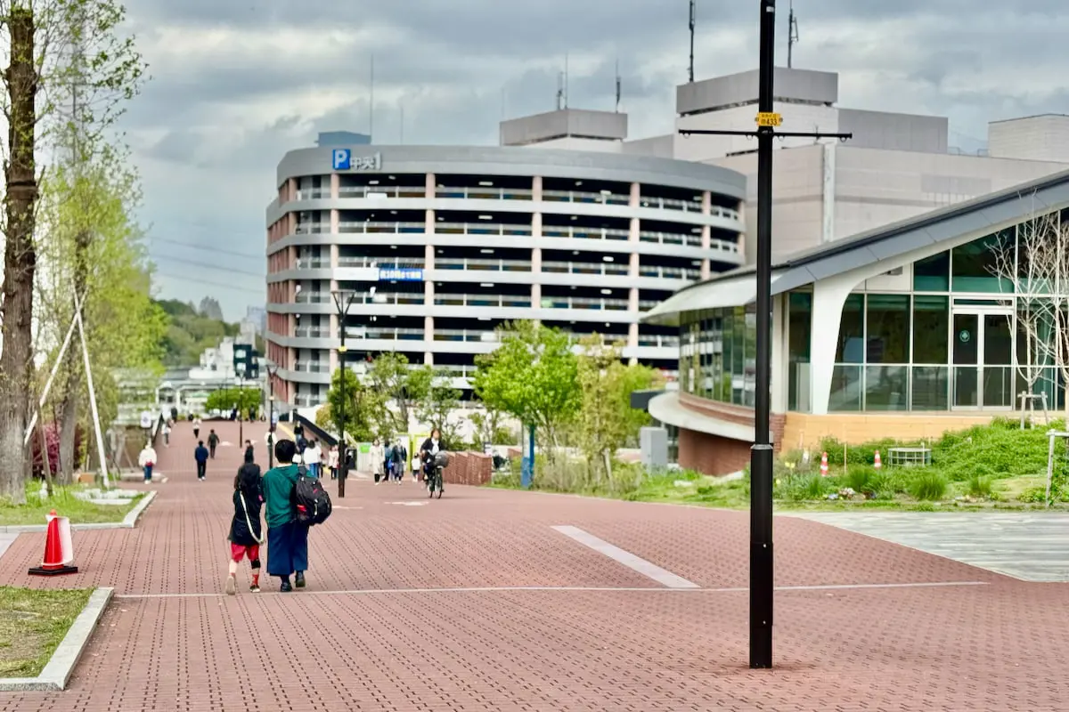 TBS火曜ドラマ『時すでにおスシ!?』第1話に多摩センターのレンガ坂が映りました