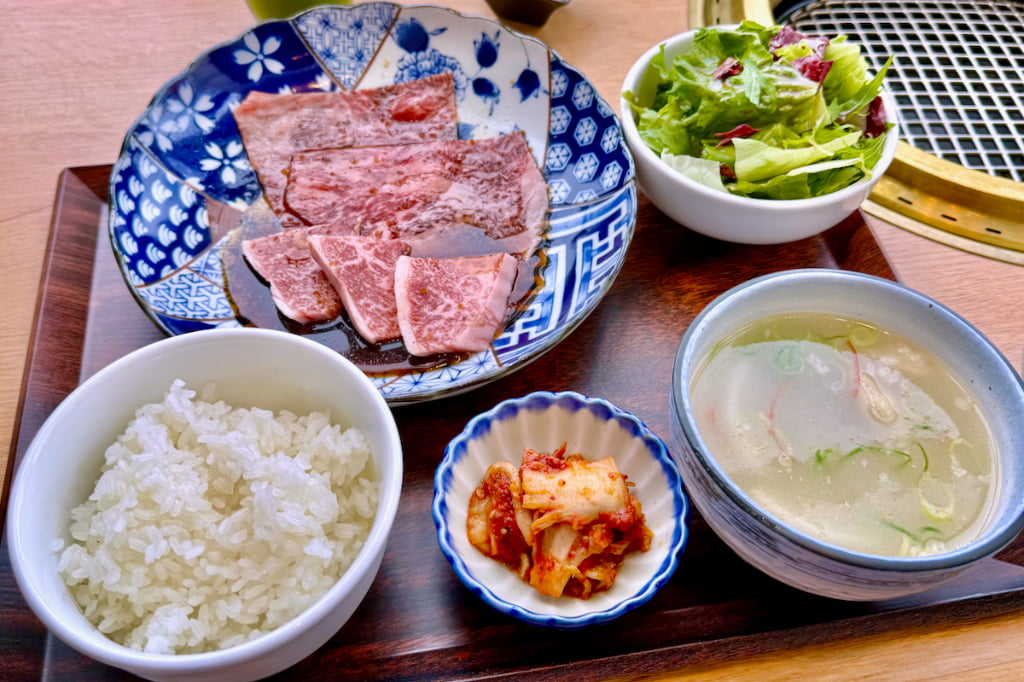 上ロースカルビランチ(キムチはこの日のサービス)