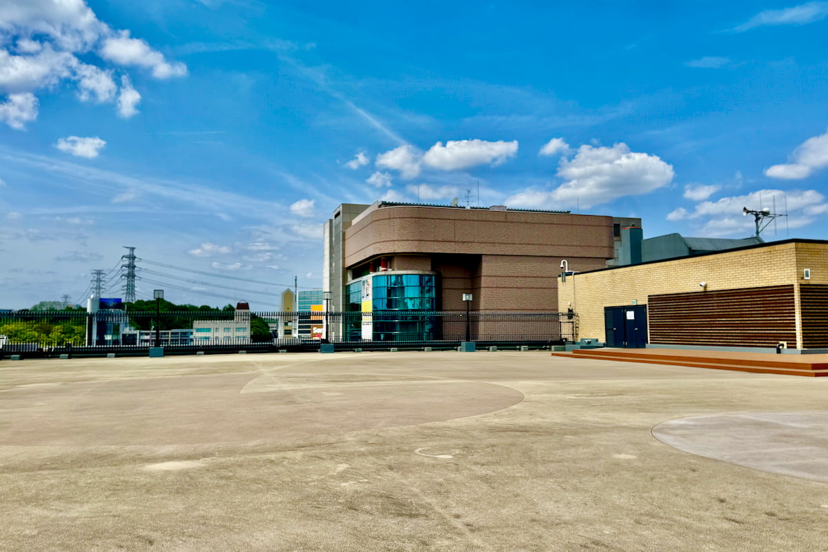 丘の上プラザ屋上で「モルック体験会」5/5(火祝)スタート！アンバサダー芸人も登場