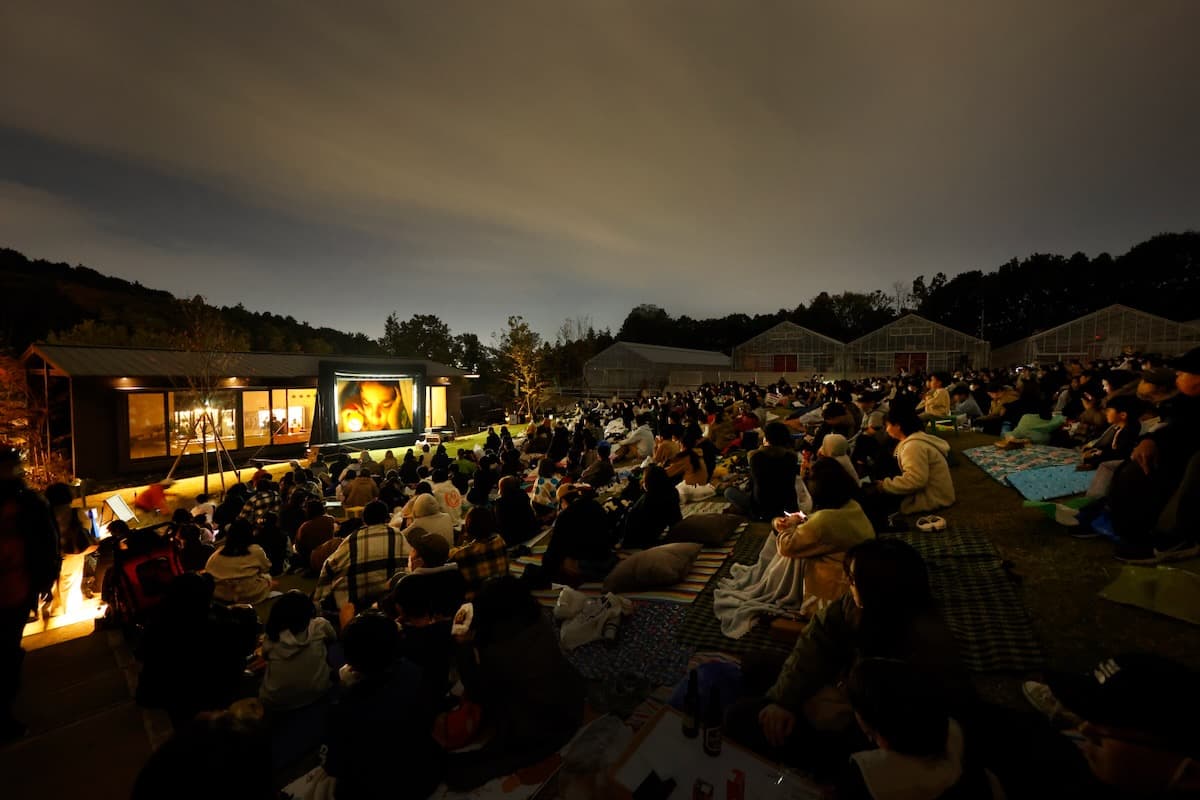 5/5(火祝)の夜は芝生広場で映画「ナイトピクニックシネマ」も