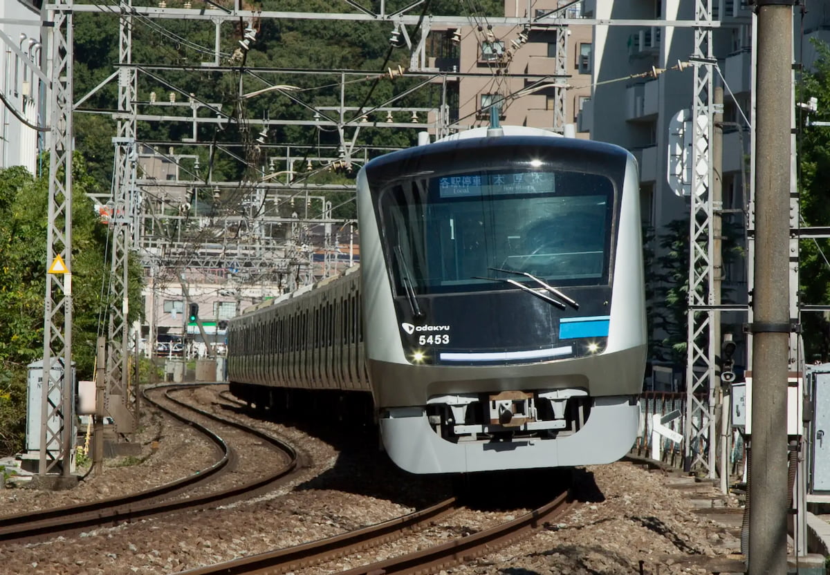 小田急、多摩線「全駅」で2032年度までにホームドア供用開始予定 新型ロマンスカーも設計へ