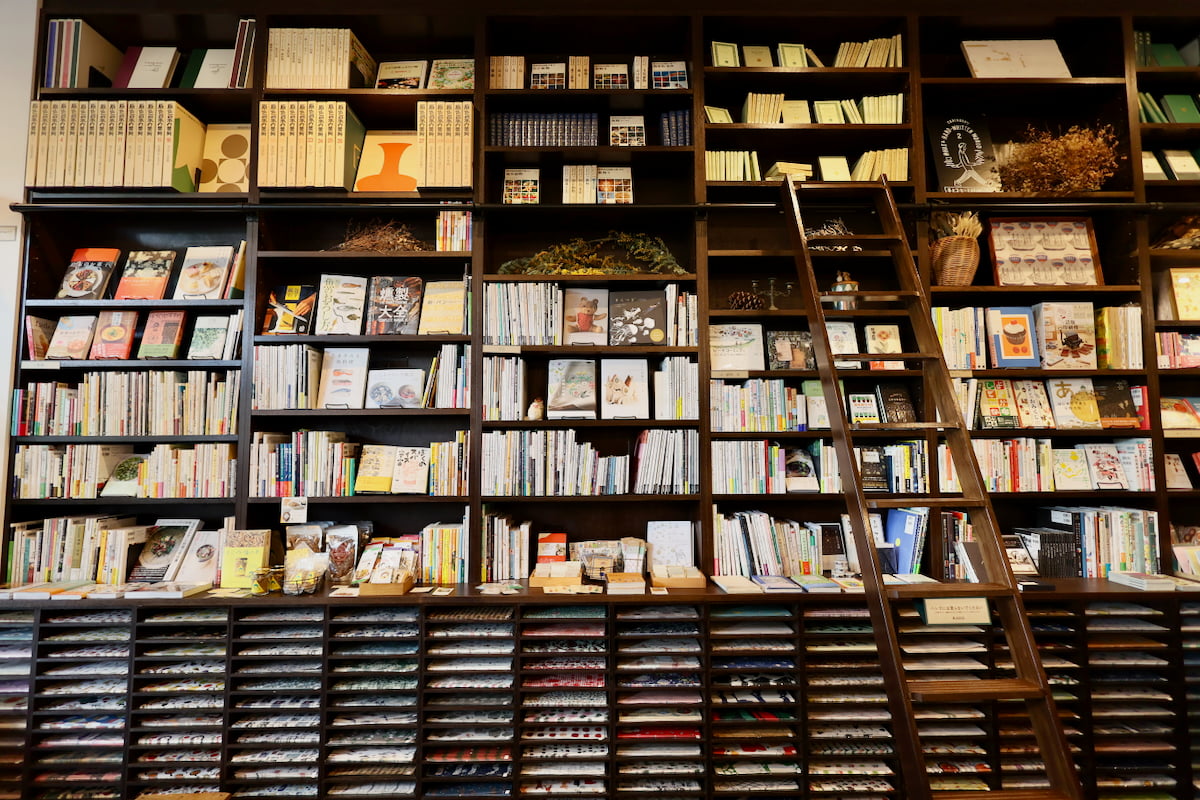 手紙社の書店「TEGAMISHA BOOKSTORE」が立川へ移転！宝探しみたいな店内をレポート