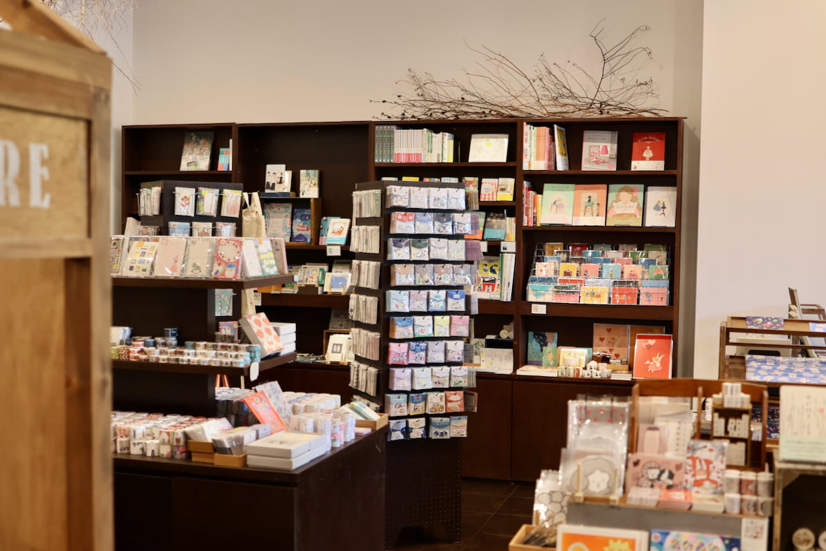 手紙社の書店「TEGAMISHA BOOKSTORE」が立川へ移転！宝探しみたいな店内をレポート