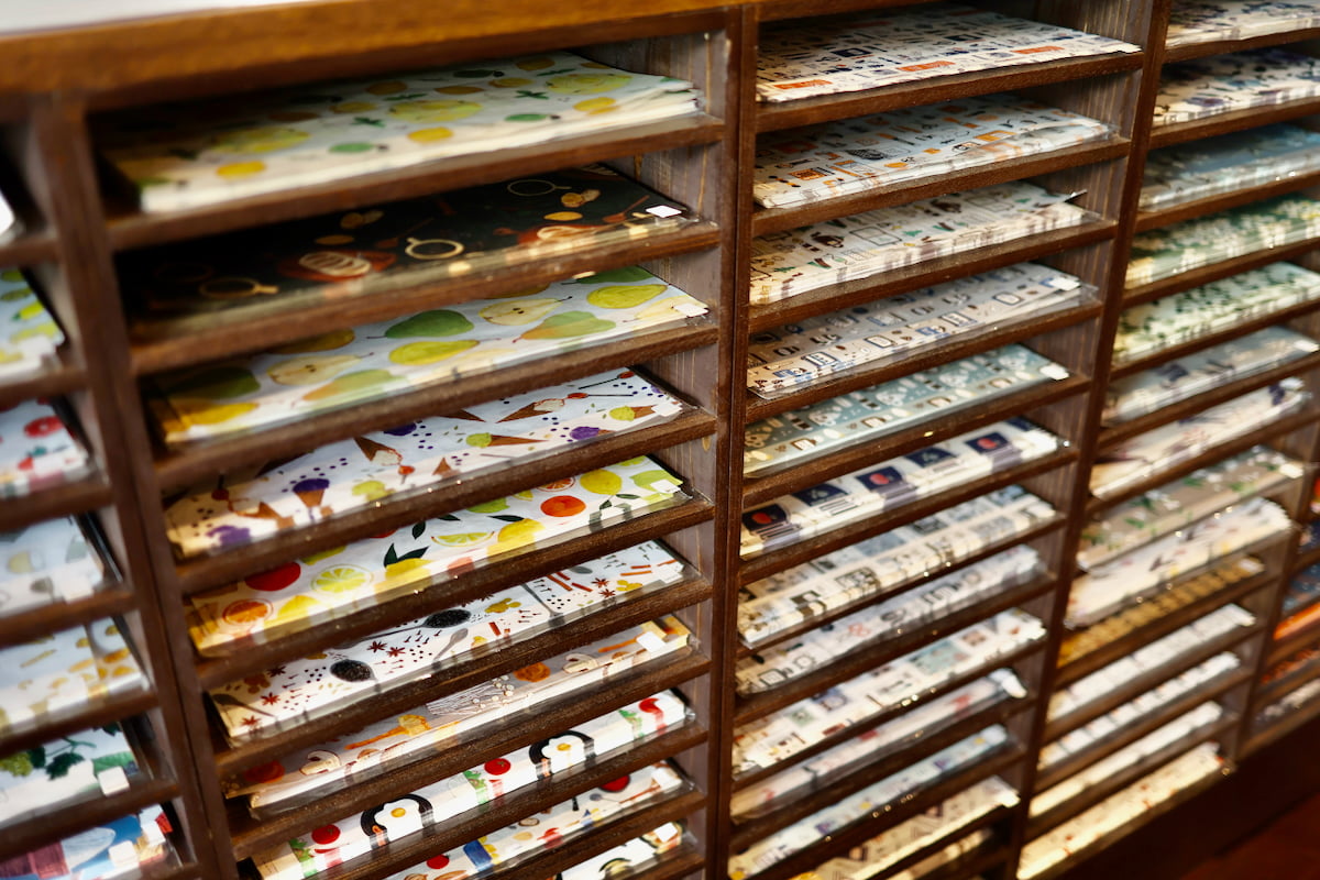 手紙社の書店「TEGAMISHA BOOKSTORE」が立川へ移転！宝探しみたいな店内をレポート