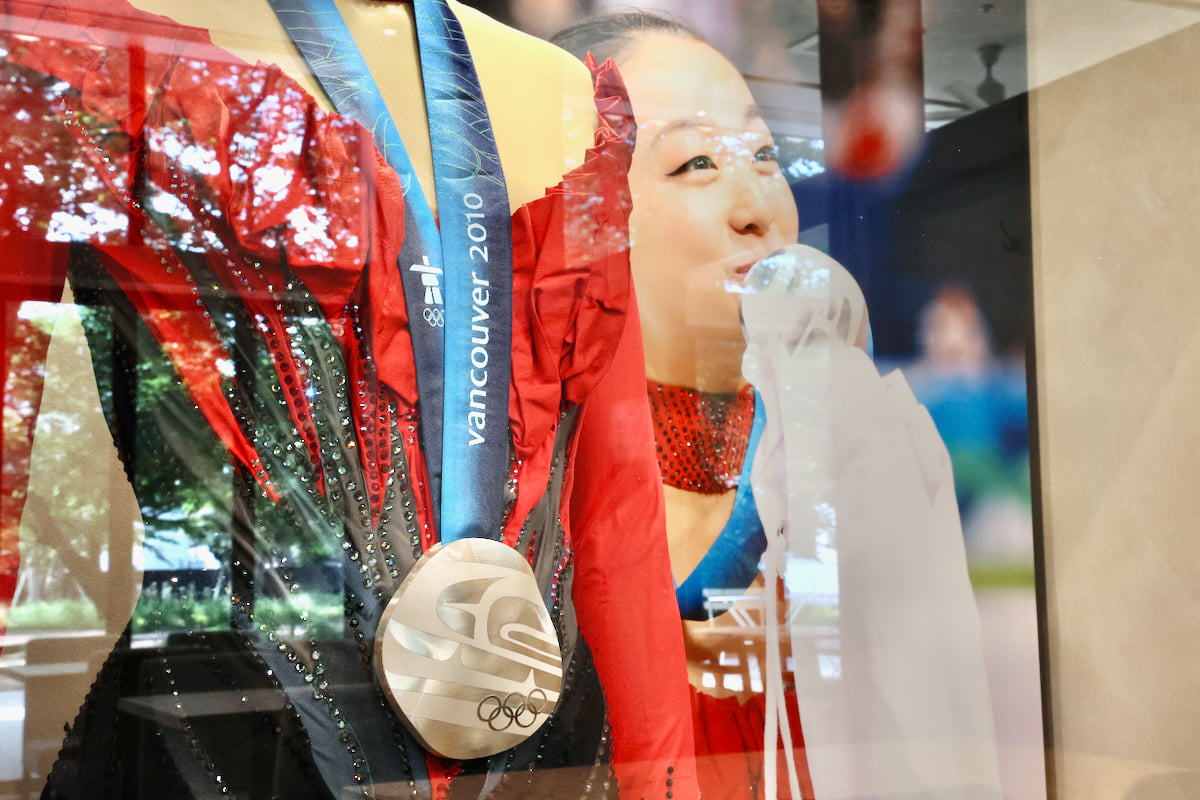 浅田真央さんの世界観を“食”で体感。立飛「MAO RINK DINING」は“食べるミュージアム”2010年バンクーバーオリンピックのフリー演技で実際に着用された衣装やスケートシューズとともに、銀メダルも展示