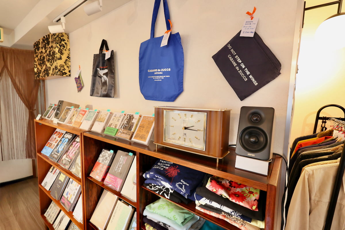 「BOOKS&CLOTHES 耽(たん)」の店内