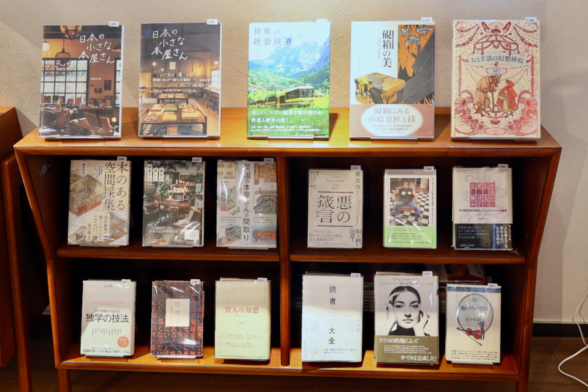 「BOOKS&CLOTHES 耽(たん)」の店内