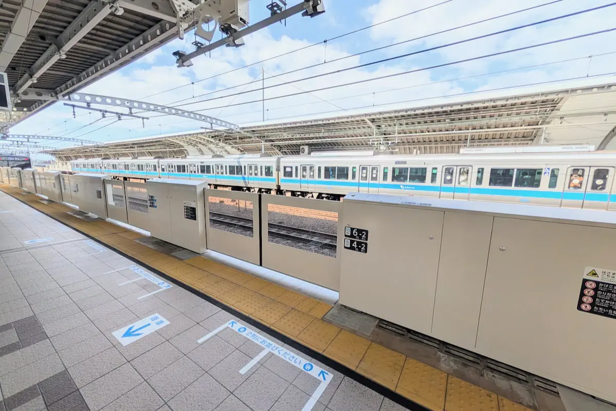 2032年度までに多摩線「全駅」でホームドア供用開始予定ホームドア(写真は喜多見駅)