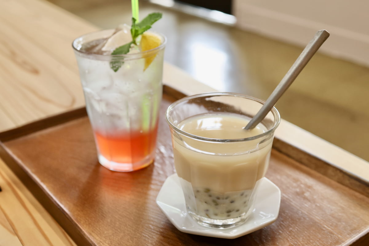 米粉バナナケーキと緑豆烏龍茶 オーツミルクティ