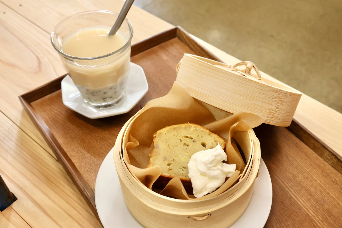 米粉バナナケーキと緑豆烏龍茶 オーツミルクティ