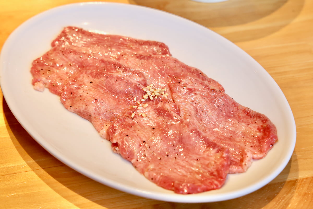 極上タンはシャクっと食感!脂の旨みが絶品