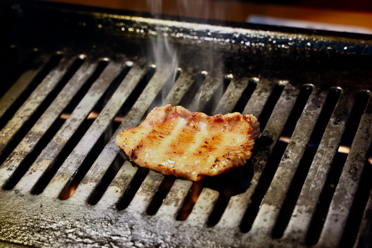 極上タンはシャクっと食感!脂の旨みが絶品