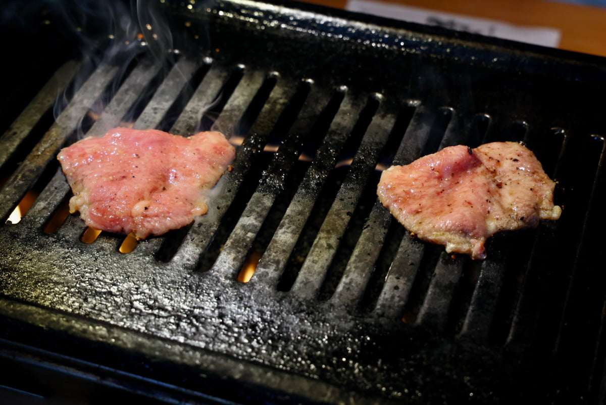 極上タンはシャクっと食感！脂の旨みが絶品