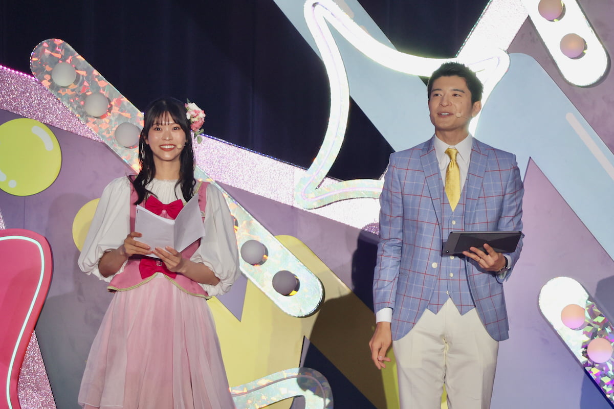 MCは昨年に続き、篠原光さん（写真右）とサポートMCの新本芙由美さん（写真左）