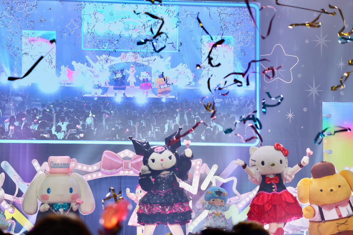 フィナーレは「SANRIO FES2026」とプリントされたカラフルな銀テープが会場を舞い