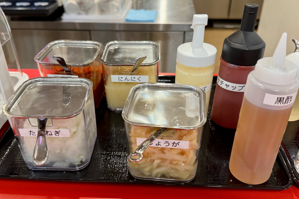 さらににんにくや玉ねぎ、しょうがなどのトッピングが調味が設置されていました。
