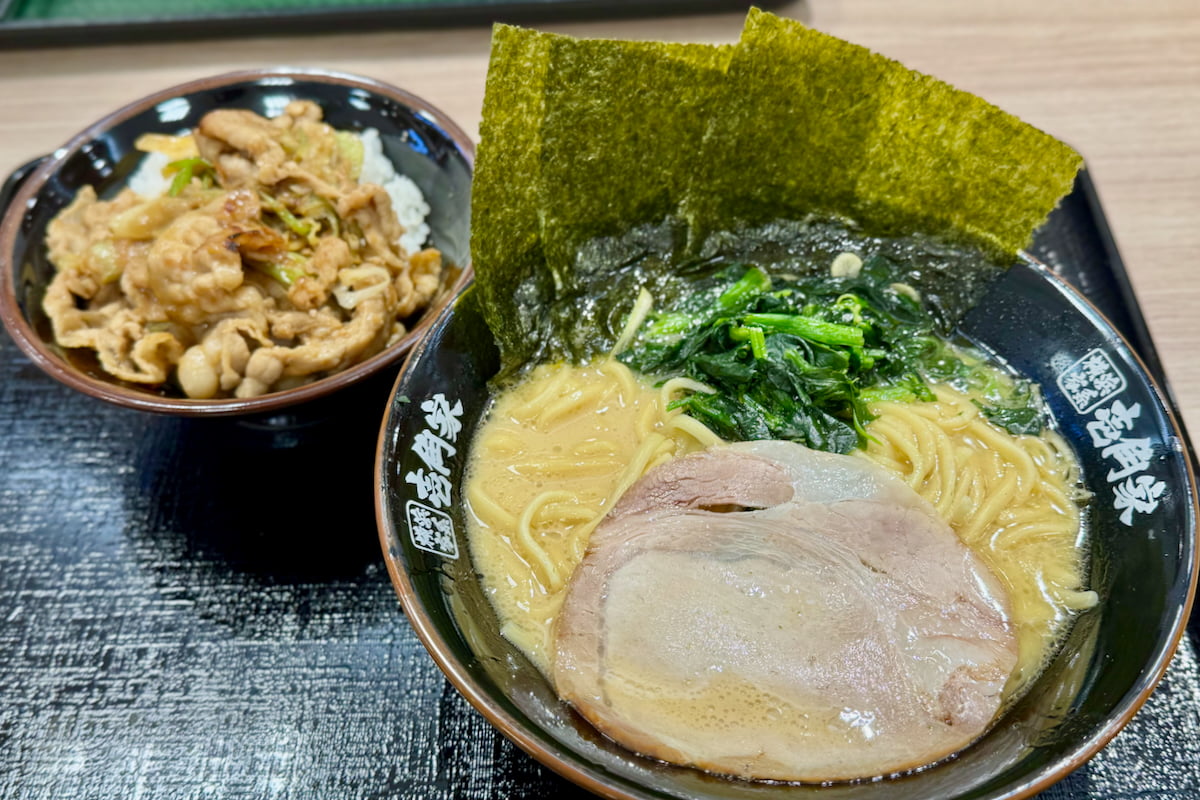 家系ラーメン(並)とミニすたのセットもありました