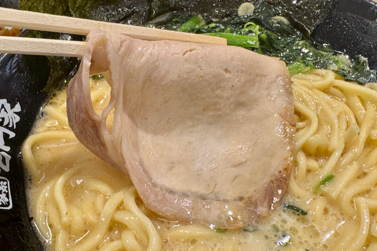 大きなチャーシューと海苔、ほうれん草がトッピング。