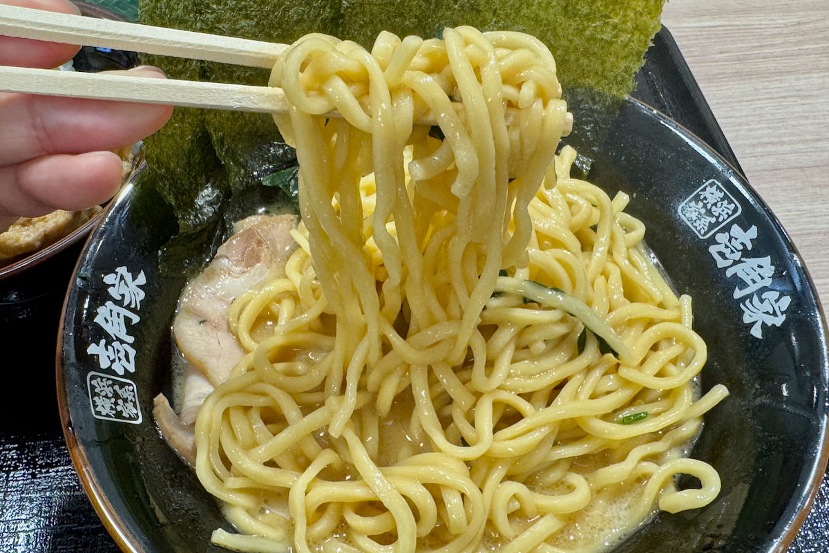 もちっとした特注中太麺によく絡み、思わず箸が進みます。