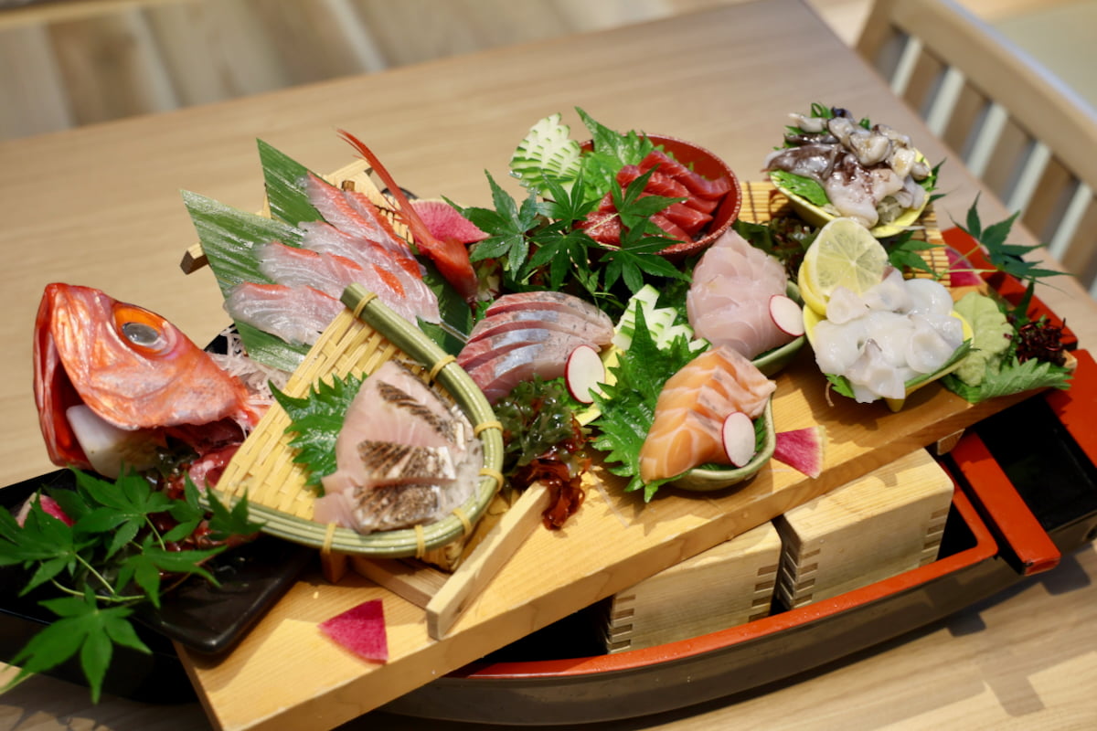 旬魚8種盛り合わせ(写真は4名分)