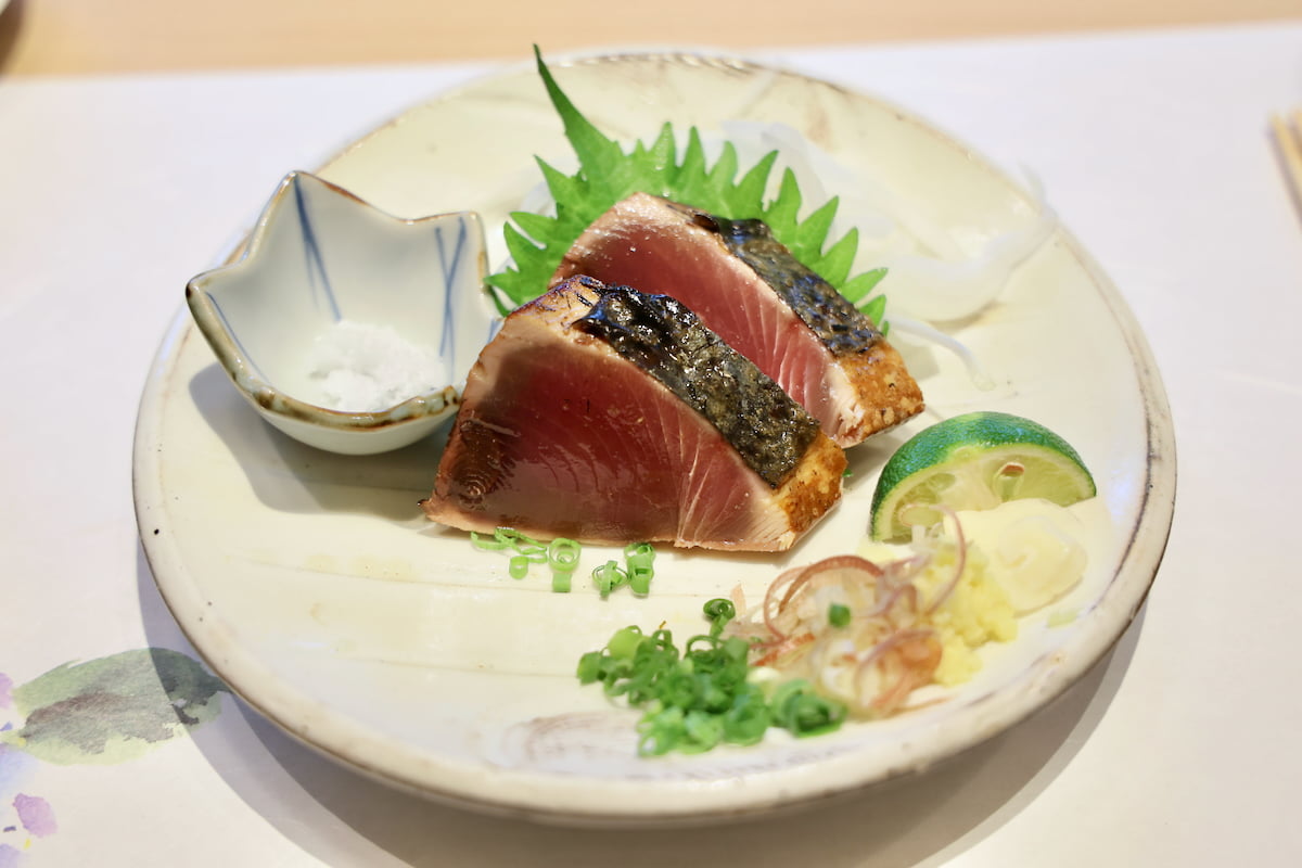目の前で楽しめる名物「かつお藁焼き」