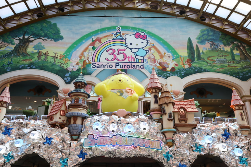 サンリオピューロランドが未来空間に！「ネオナツマツリⅢ」でAIフォトやY3Kキティ＆クロミが登場
