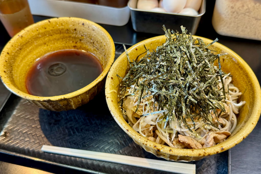なぜ蕎麦にラー油を入れるのか。新橋店 ポーク肉そば