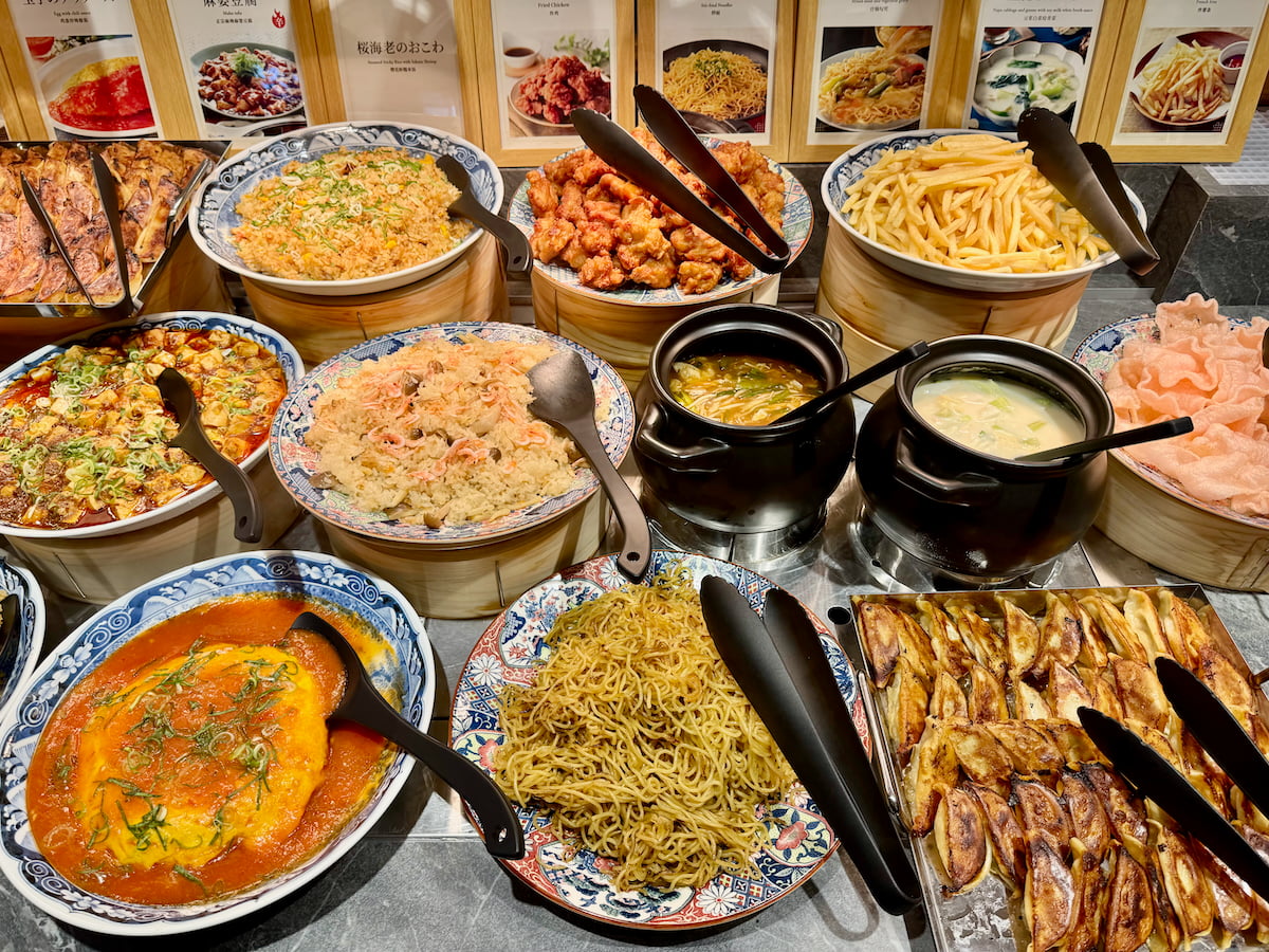 ブッフェ台には焼き餃子、春巻き、麻婆豆腐、五目炒飯、焼きそば麺、五目あんかけ、鶏の唐揚げ、ポテトフライなど