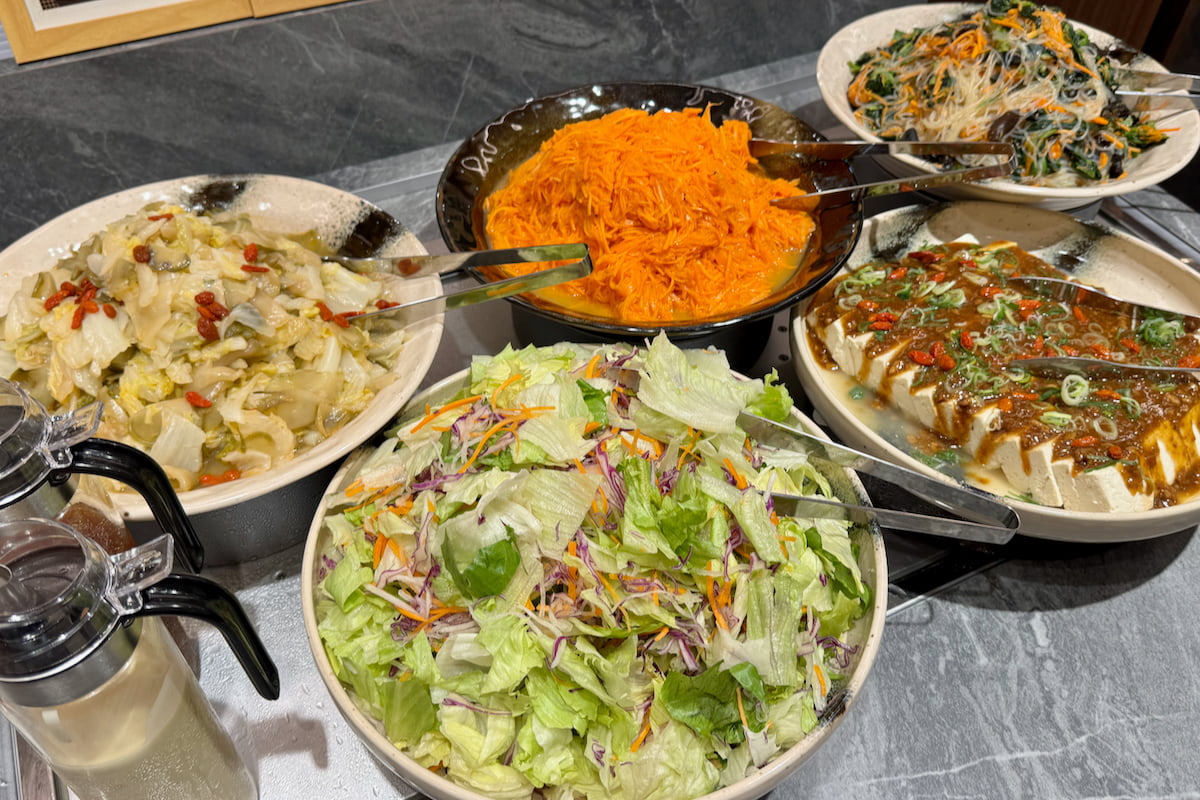 ミックスサラダ、人参の塩レモン和え、坦々豆腐、春雨と野菜の塩和え、搾菜と白菜の甘酢漬けといった前菜系