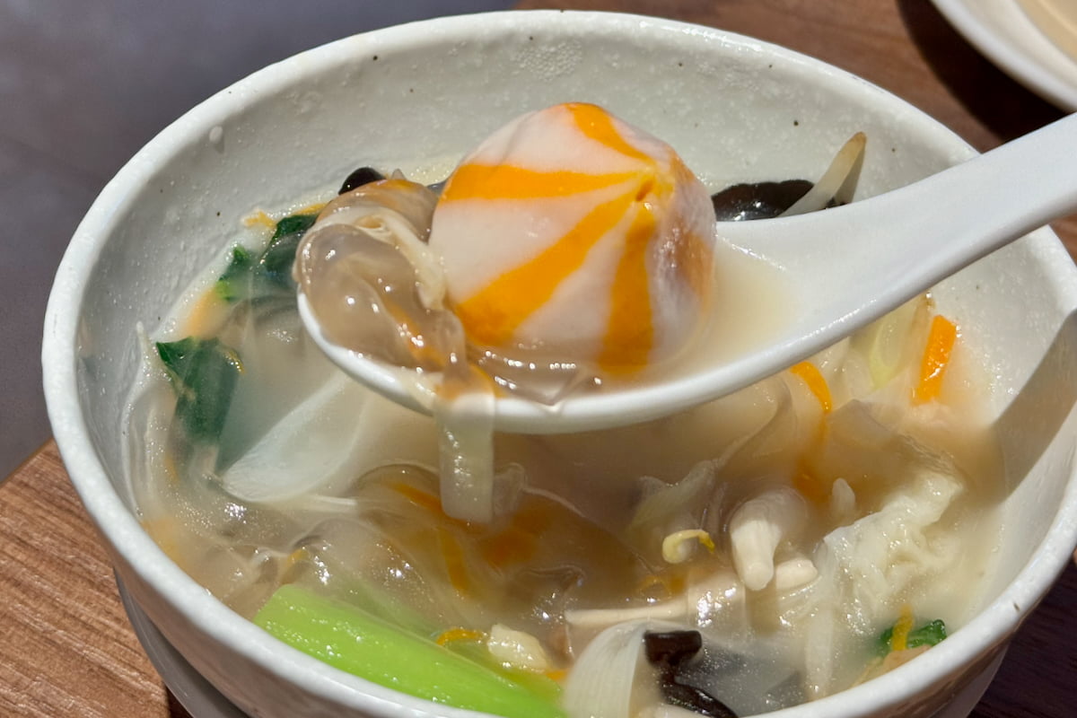 は鶏白湯のスープに春雨の麺