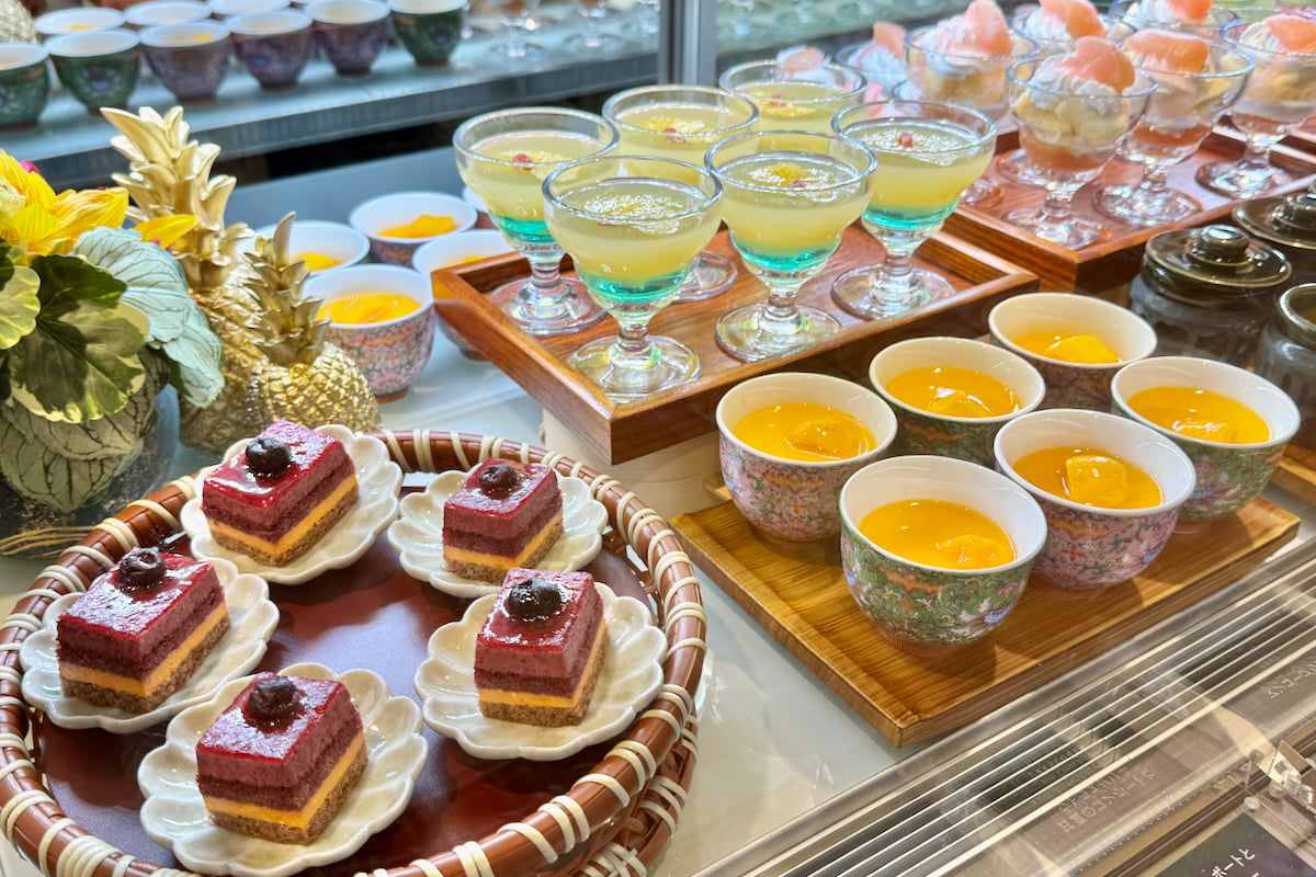 ショーケースに並ぶプレミアムスイーツも魅力