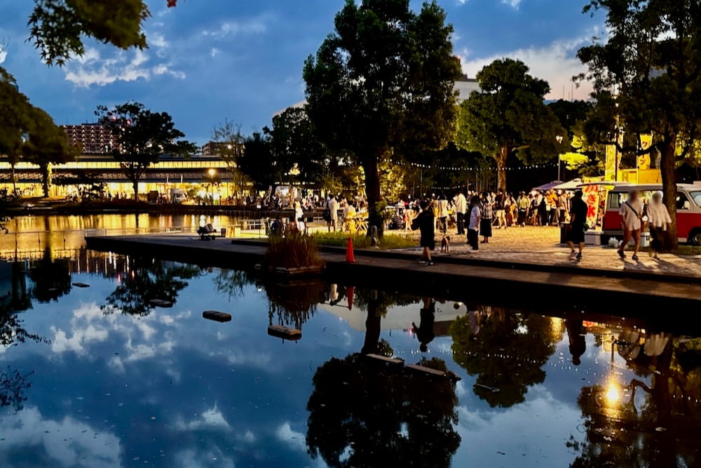 多摩中央公園「水辺のマルシェSP」8/29(土)・30(日)開催!キッチンカーや雑貨が並ぶナイトマルシェ(昨年開催時の様子)