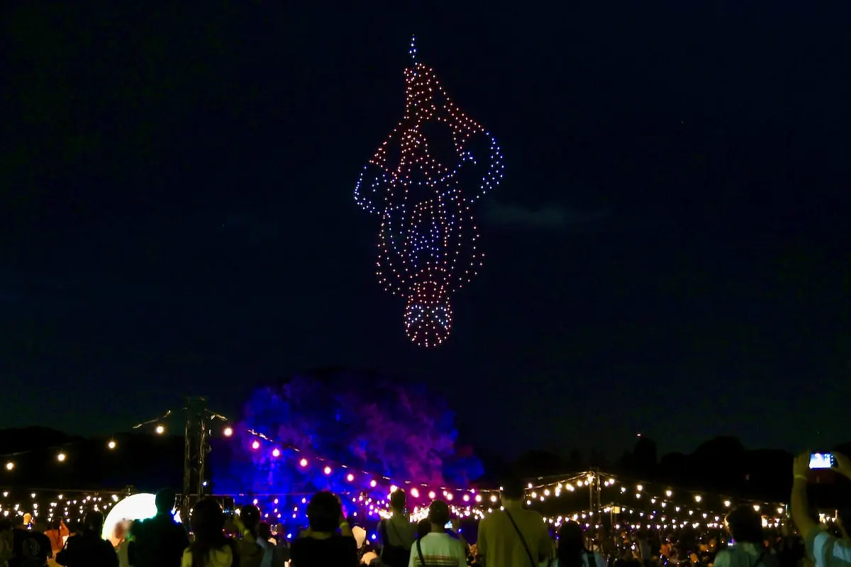500機のドローンが夜空を彩る「星空ドローンシアター」第1部　スパイダーマン