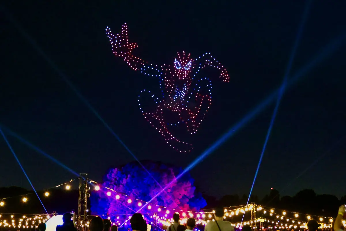 500機のドローンが夜空を彩る「星空ドローンシアター」第1部　スパイダーマン