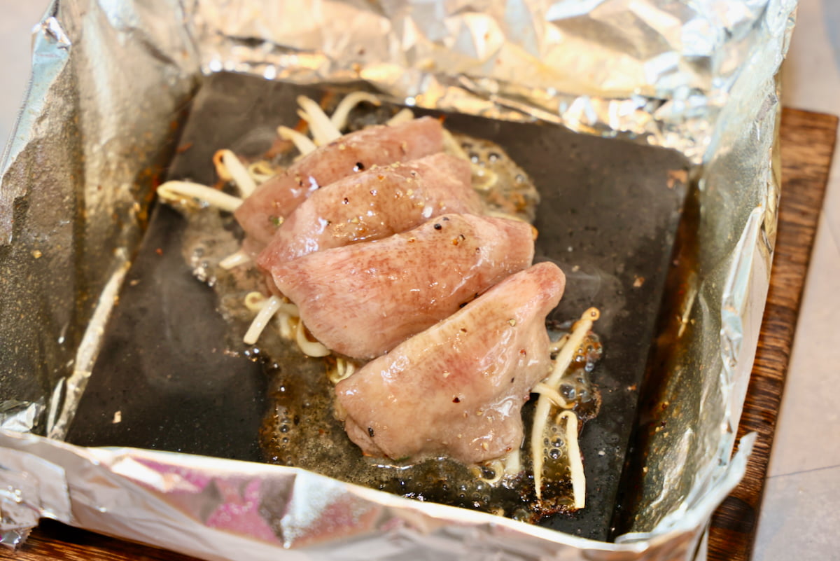 ネギ塩牛タンの溶岩焼き(1,045円)