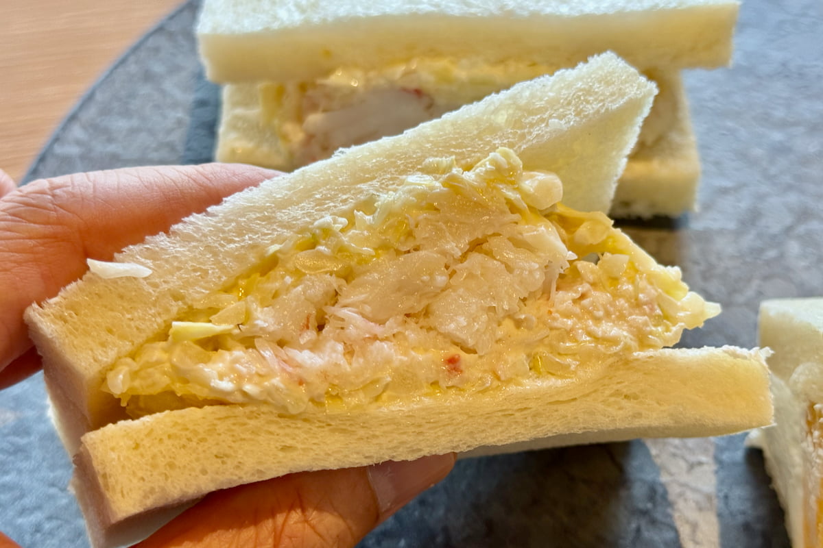 「フルーツミックス＆名物かにサラダ」はハーフ＆ハーフで
