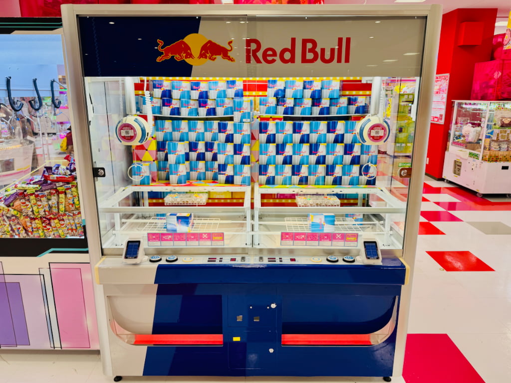 レッドブル仕様のクレーンゲームが登場！実際にプレイしてみた
