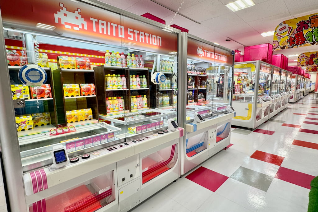 クレーンゲームには食品や生活雑貨も！約100品目が登場