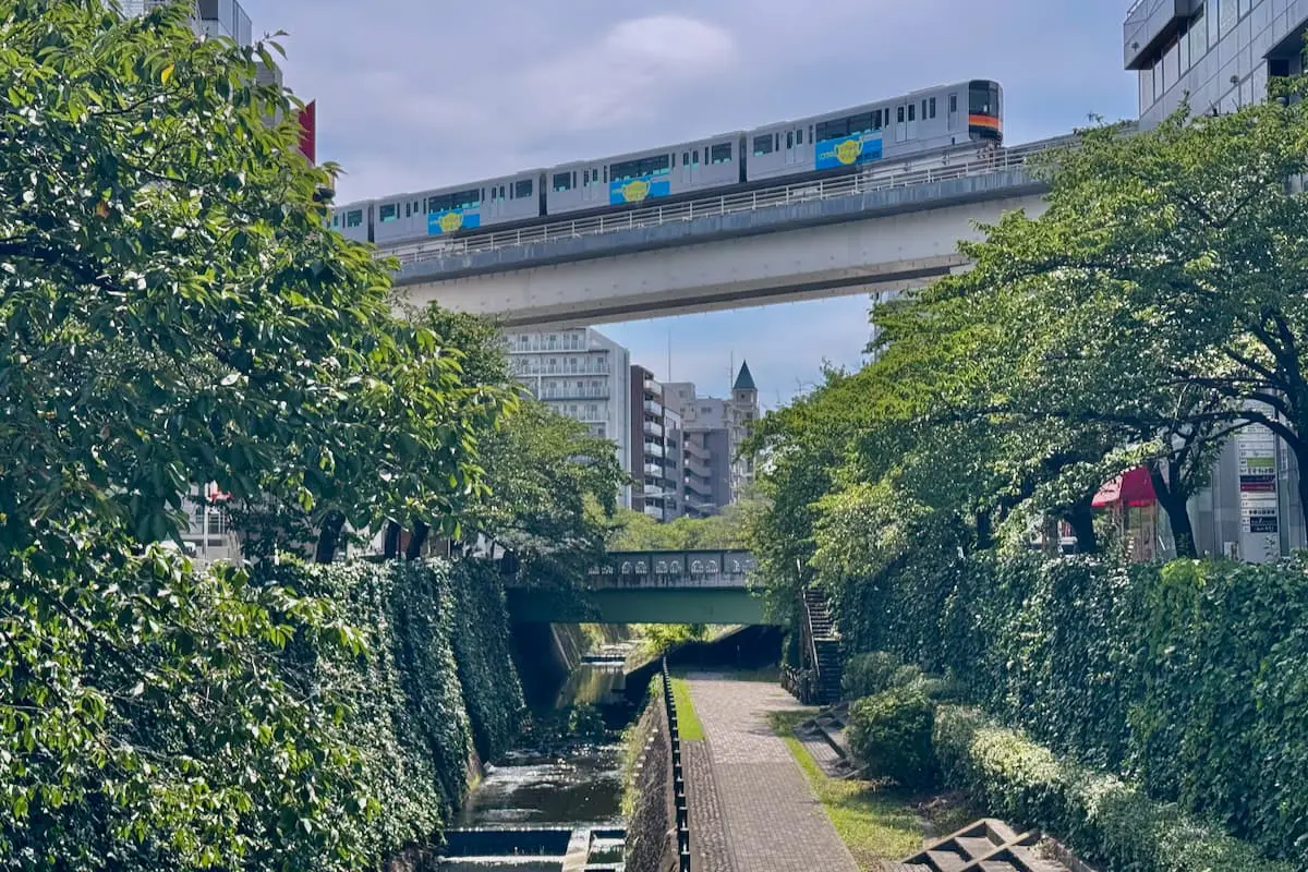 多摩センター駅北側の乞田川
