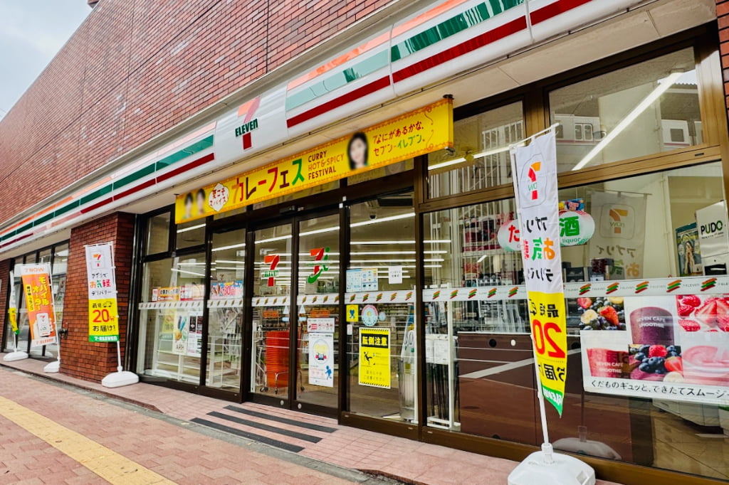 セブン-イレブンに「セルフ発送機」登場!多摩センター駅西店に設置。レジに並ばず荷物を発送
