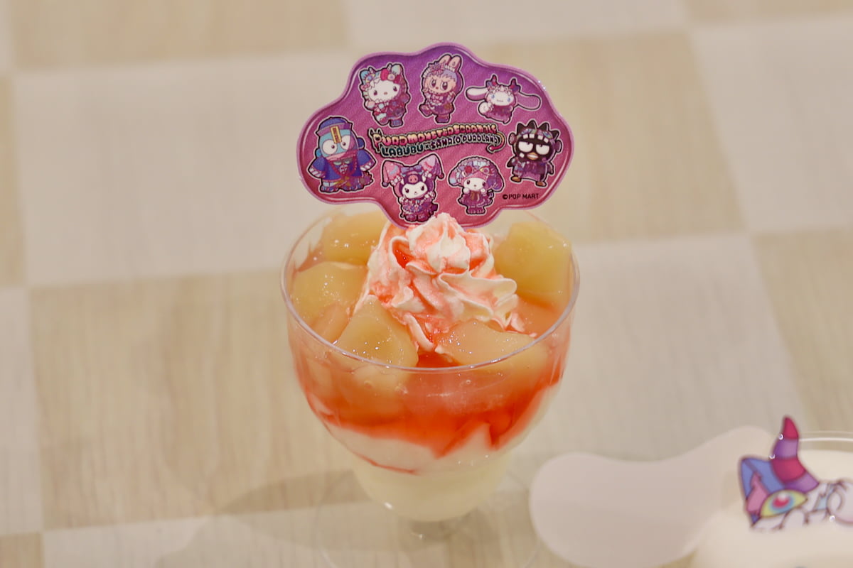LABUBUとPUROMONSTERのカッコカワイイ!杏仁ピーチパフェ