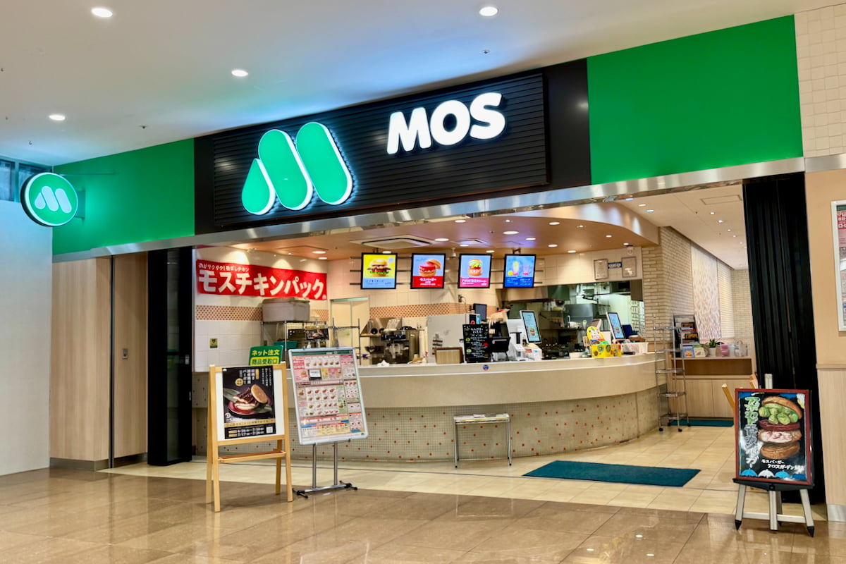 多摩センター近くの商業施設「クロスガーデン多摩」1階にある「モスバーガー クロスガーデン多摩店」が、2026年10月31日(土)をもって閉店することが発表されました。