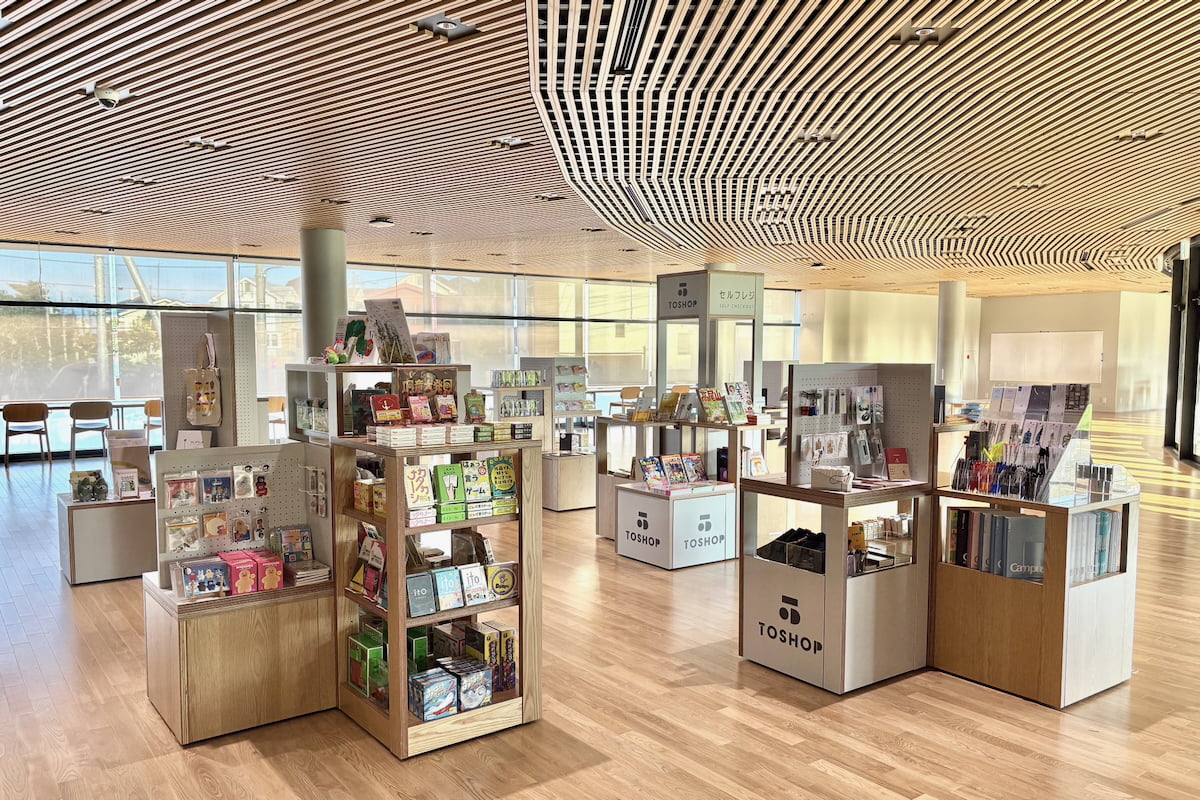 八王子「桑都の杜」に図書館内ショップ「TOSHOP」が10/3(土)オープン!本・文具・雑貨・地域商品などを販売
