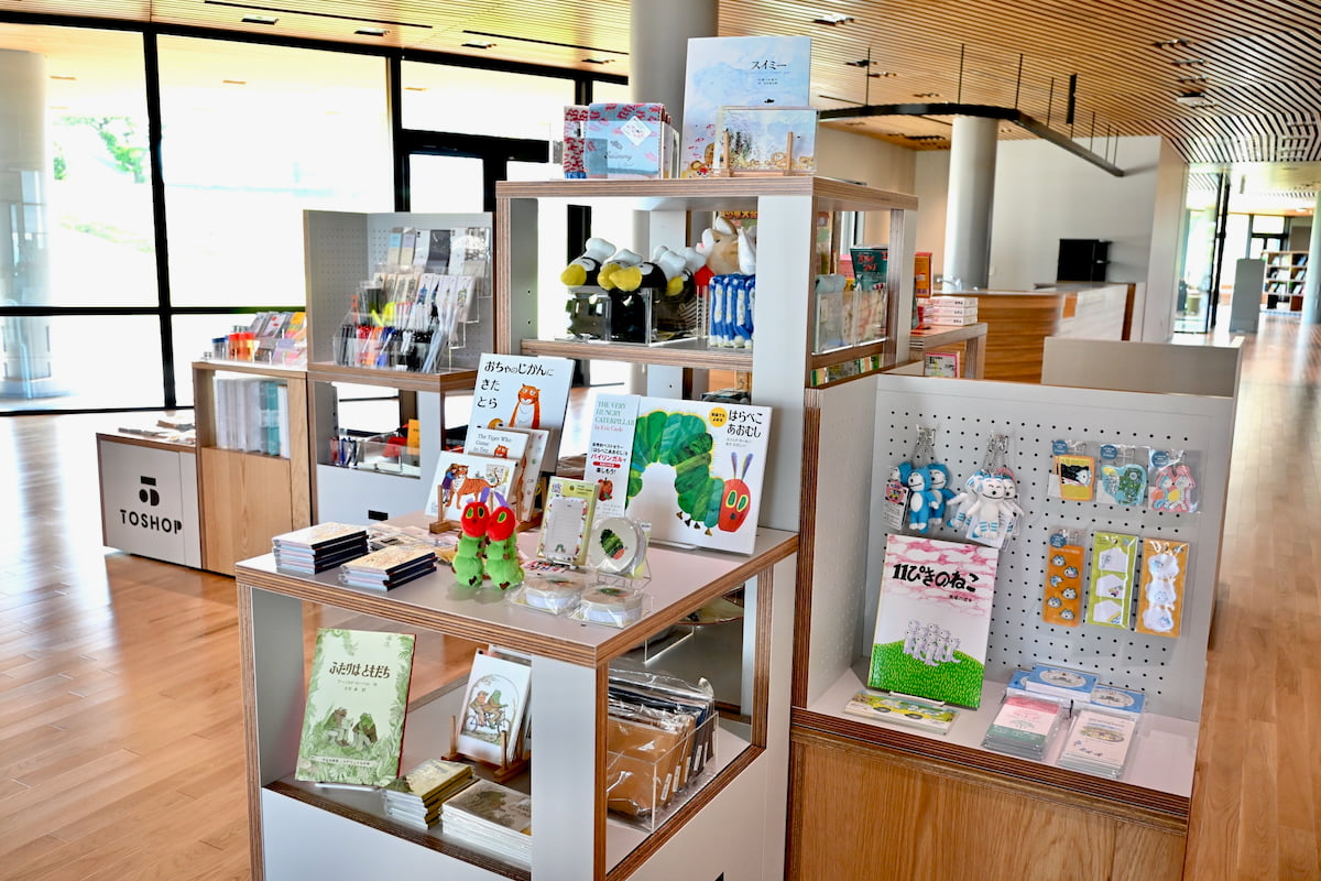八王子「桑都の杜」に図書館内ショップ「TOSHOP」が10/3(土)オープン!本・文具・雑貨・地域商品などを販売(絵本キャラクターグッズ)