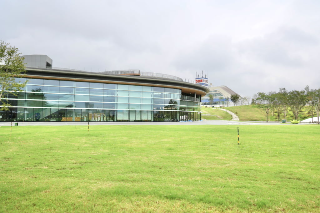 「8つの山」と「3つの広場」が広がる公園