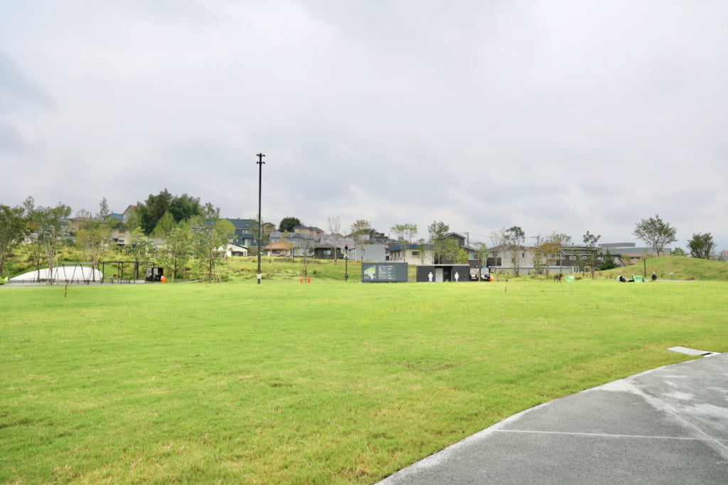 「8つの山」と「3つの広場」が広がる公園
