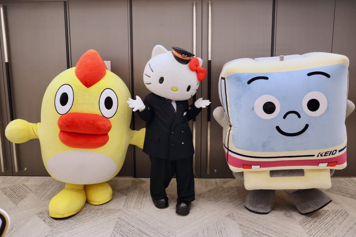(左から)そらジロー、ハローキティ、けい太くん
