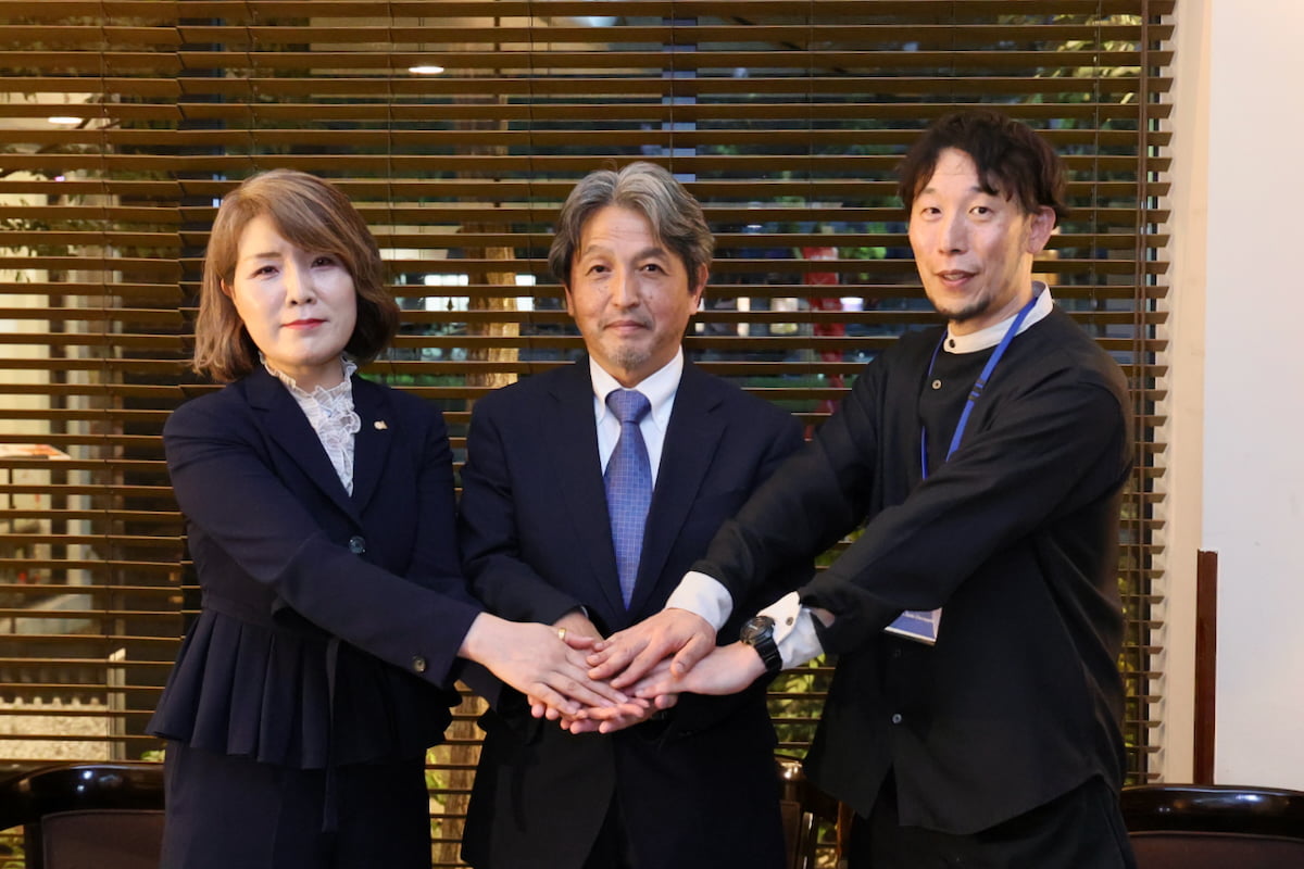 (左から)サンマルクホールディングスの野橋会京執行役員、東京造形大学・生嶋順理学長、宮崎勇次郎教授