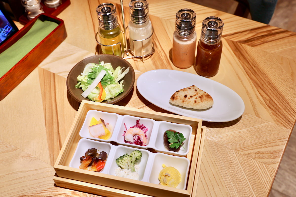 サラダとフォカッチャ、さらには前菜の「デリBOX」