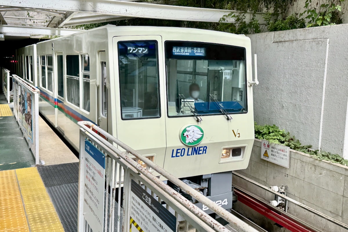 西武山口線「レオライナー」に乗って向かいます